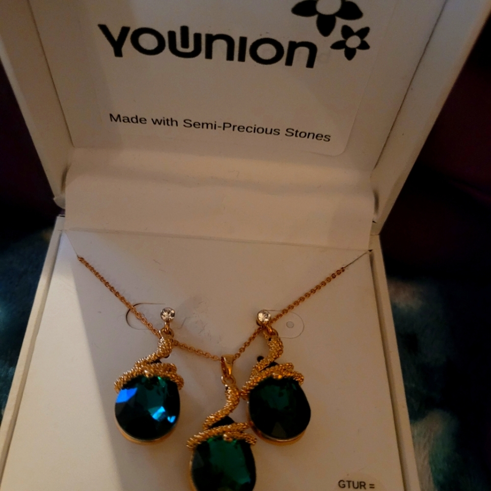 NIB golden emerald Younion Women's Jewelry Set